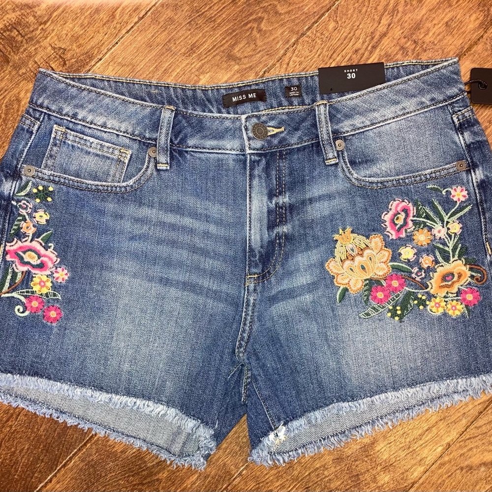 NEW Women’s Miss Me Floral Embroidered Shorts
